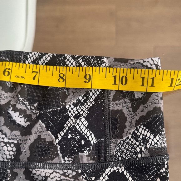 Under Armour Black and White Animal Print Leggings - Picture 8 of 11